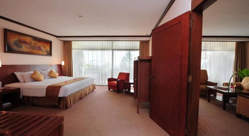 Patra Semarang Hotel & Convention Eksteriør billede